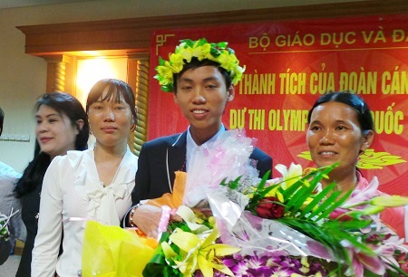 Học sinh Trường THPT Chuyên KHTN giành huy chương Vàng Olympic Toán quốc tế